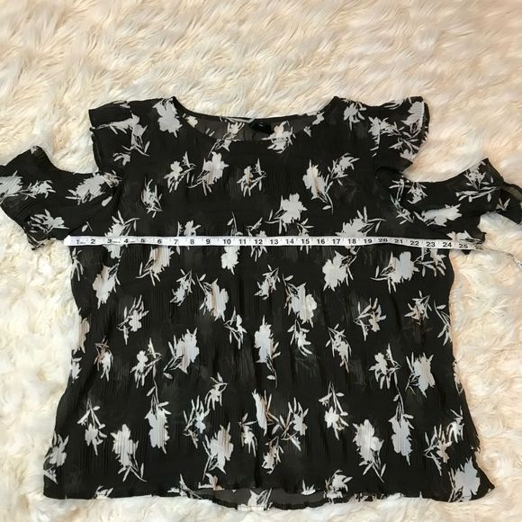 ❤️SALE❤️Bobeau Blouse Sheer cold shoulder Black & White, ruffle sleeves, size L - Picture 11 of 12